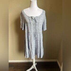 DAYTRIP v-neck short sleeve tiered blue print mini dress | medium